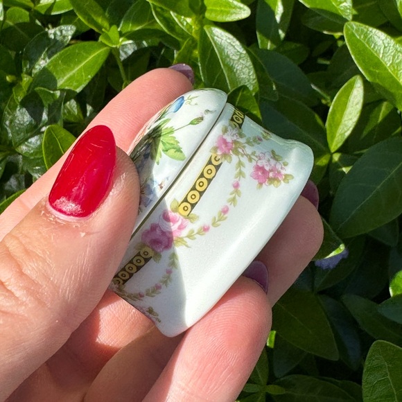 Small floral porcelain made in England heart shaped trinket box - Picture 4 of 15